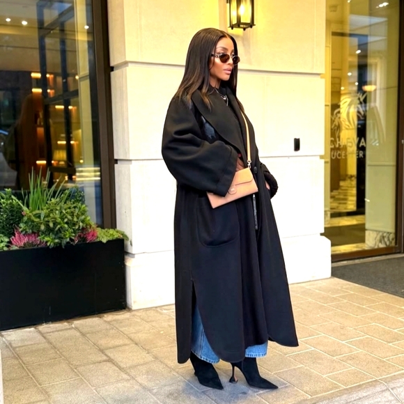 Meet your Posher, Jennifer.. - Picture 2 of 2